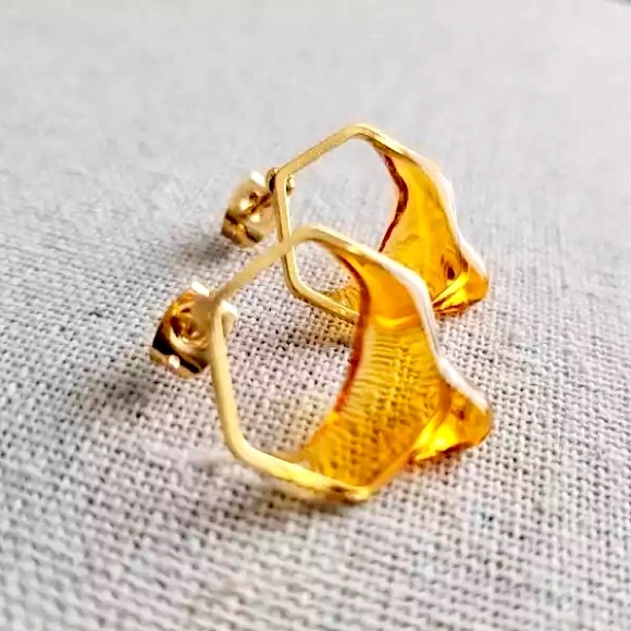 “Honey Lover” Minimalist Gold Honeycomb Bee Insect Hexagon Dainty Stud Earrings - Picture 2 of 6